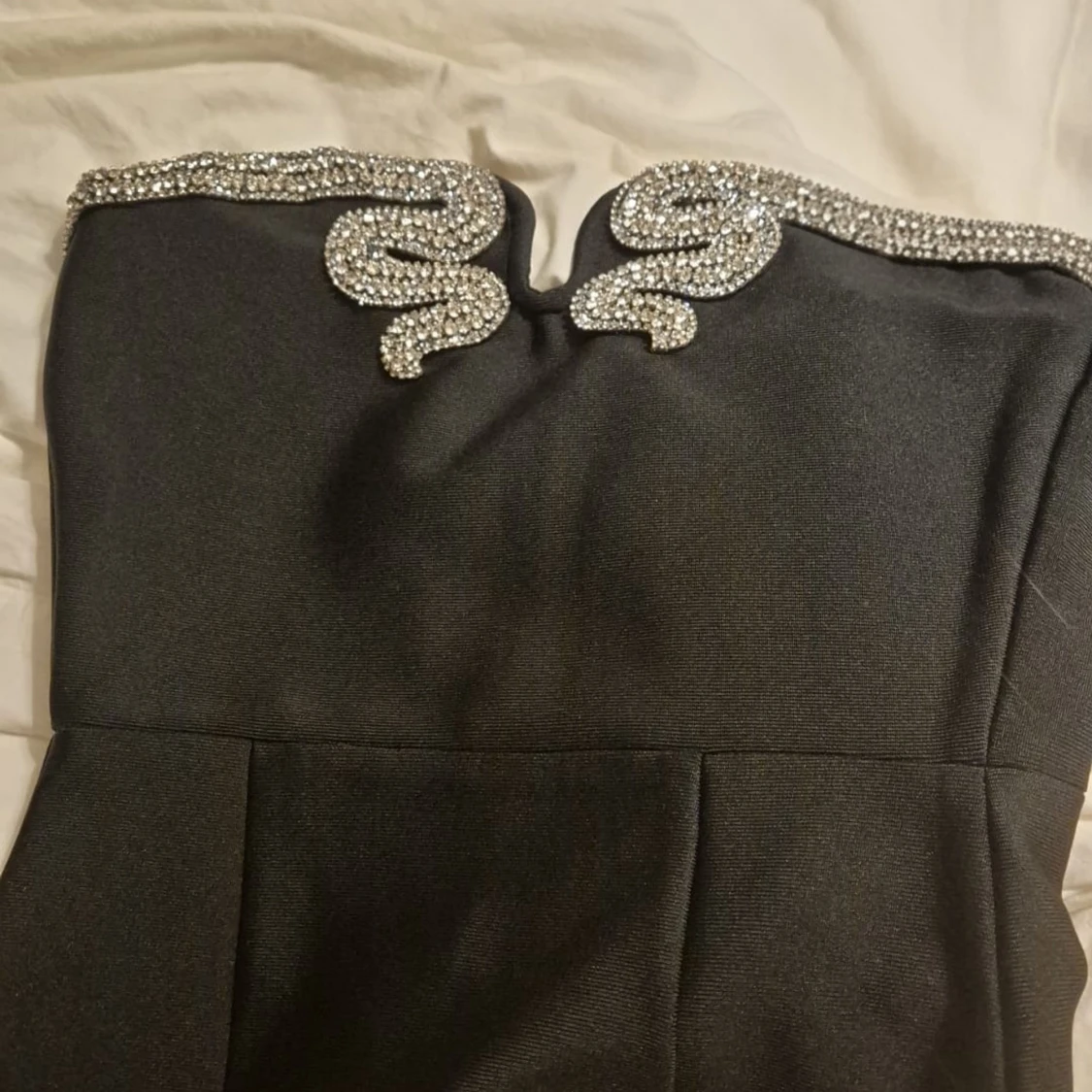 Svart långklänning med paljettdetaljer - 3