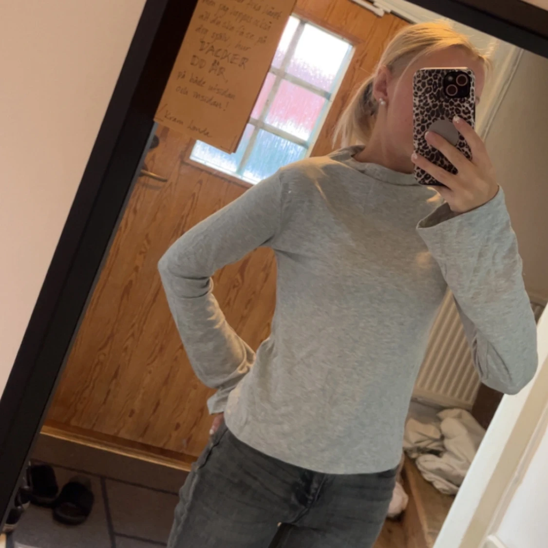 Ljusgrå långärmad basic tröja