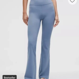 Groove Nulu High-Rise Flared PantRegular - Säljer mina så snygga Flared tights från lululemon i färgen washed denim som var säsongsfärg och som ej finns längre. Använda fåtal gånger och köpta i Maj. Ända defekt på byxan är nertill där de slitits litegrann! Nypris 1280kr, jag har vanligtvis strl 34 - 36 i jeans och dessa passar mig bra !!🩵  kan skicka egen bild vid intresse