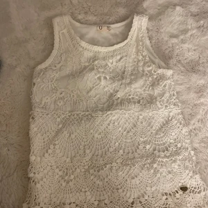 jätte fin topp - väldig fin topp, perfekt till skolan, fester å  allt möjligt, säljer för den inte kommer till andväning 