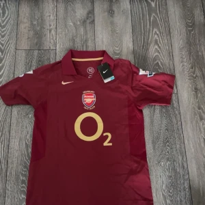 Arsenal Bergkamp storlek S - Säljer en ikonisk Arsenal Highbury 1913-2006 fotbollströja med Bergkamp 10 på ryggen. Perfekt för samlare eller fans! Helt ny! Storlek:S priset är hugget i sten!
