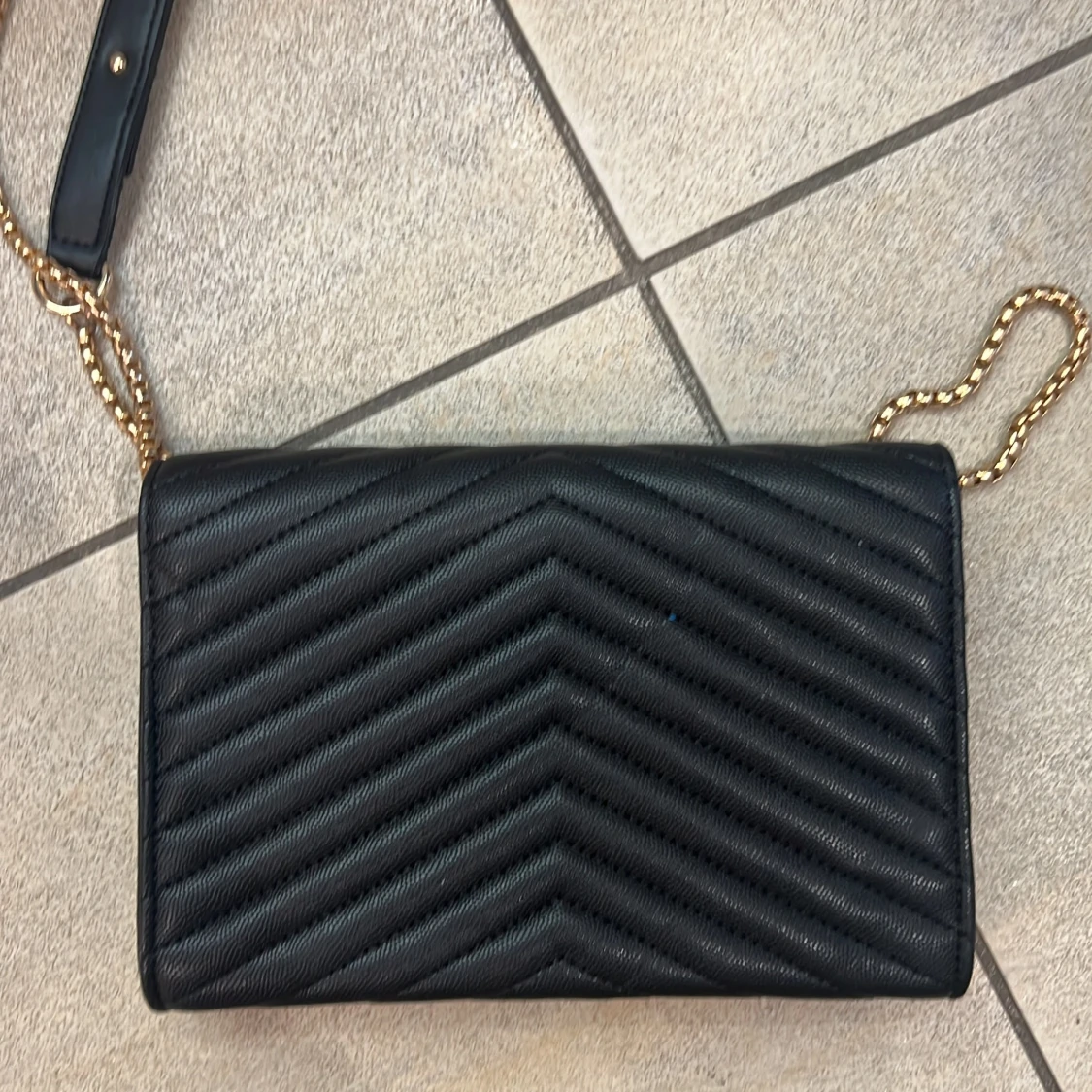 Beige axelväska med kedja och pärldetaljer - 3