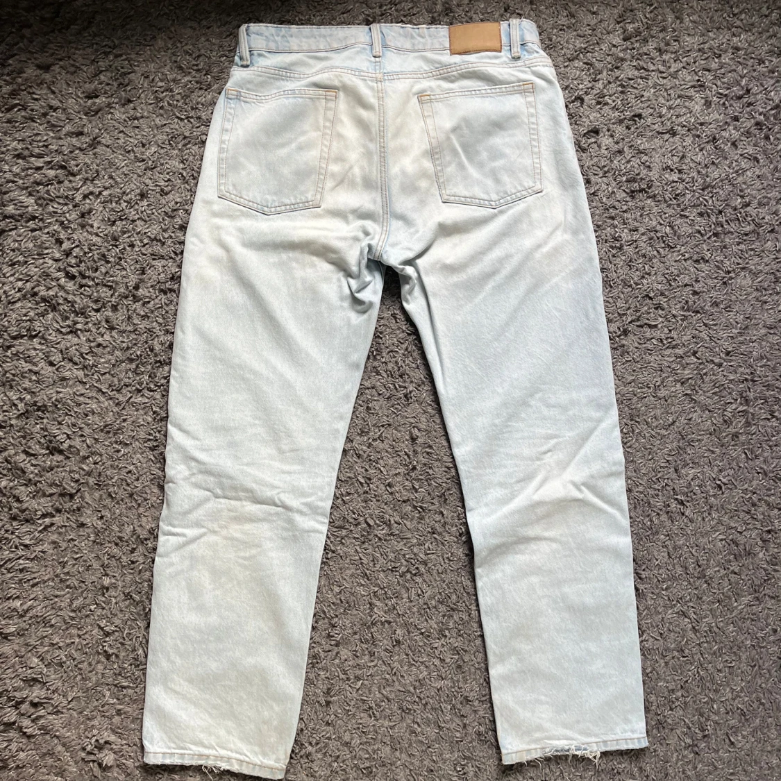 Ljusblå raka jeans med rå kant - 1