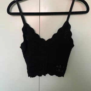 Svart virkat linne - Svart virkat linne från Gina Tricot, strl XS. Aldrig använt