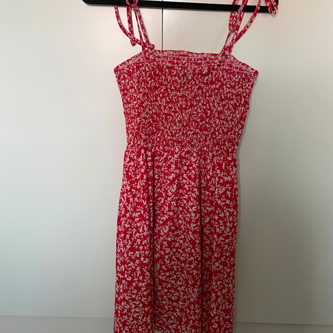 Röd mönstrad klänning - 1