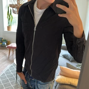 Zip tröja  - Väldigt fet och skön, ytterst nopprig och lite urtvättad annars bra skick! Skriv vid fundering 🙌😊