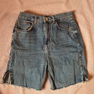 Jeans shorts/ jorts - Långa shorts i mycket bra skick. Storlek 36 och lite oversize.