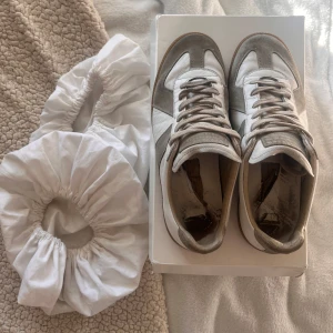 Maison Margiella, kvitto finns!!! - Ett par Masion Margiella skor i storlek 42, Skicket på dessa är utvändigt bättre än invändigt som ni ser på bilderna🔥 Men inga större defekter förutom innersulan men syns inte på!! Pris på dessa 1849 perfekt till resseling✨