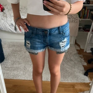 jeansshorts med paljettdetaljer från Tally Weijl - Snygga blå jeansshorts från Valley Wear. Knappast använda, super coola glitter detaljer på fickorna, low Rise, och de piffar upp vilken outfit som helst💕