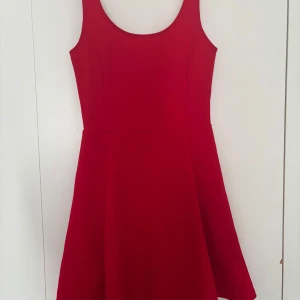 Röd kortklänning från H&M Divided - Gullig röd klänning. Inte använd så ofta jag säljer för den kommer inte till användning 💗