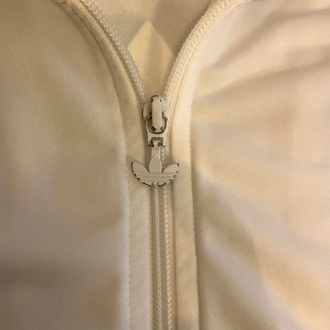 Vit Adidas track jacket med silverränder - 3