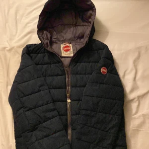 Mörkblå Colmar pufferjacka med huva - Tja! Säljer man colmar vinter jacka då jag tycker den är lite tajt och vill helt enkelt ha en ny. Bli inte lurad av storleken! Är 185 väger 70