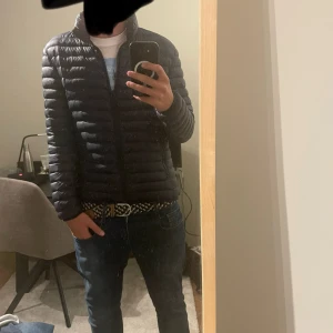 Colmar jacka  - Tja! Vi här på 5’closet säljer nu denna tvär sköna colmar jackan i storlek S, perfekt nu till Höst/Vinter/Vår säsongen.Priset är ej hugget i sten, och hör av er vid minsta lilla fundering!🤔 