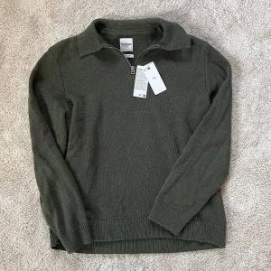 Mörkgrön stickad ulltröja - Säljer en sjukt snygg och skön stickad ull halfzip tröja från MQ. Helt ny och aldrig använd. Nypris ca 2199kr, säljer den nu för endast 749kr! Skriv vid frågor!