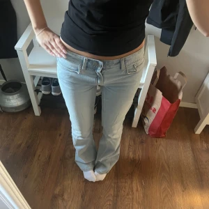 Ljusblå jeans  - Ett par ljusblå bootcut jeans med medelhög midja. Andvänt fåtal gånger! 