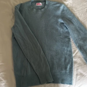 Blå stickad tröja från From Future - Snygg blå stickad tröja från From Future med rund halsringning och ribbade muddar vid ärmslut och nederkant. Perfekt för lager-på-lager och enkel att matcha med jeans eller kjol. Klassisk modell med lång ärm och mjukt material. Nypris ca 1700 kr. Frakt betalar köparen:)))