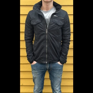 Svart field jacka - Väldigt snygg svart field jacka från garcia som passar perfekt till hösten👍jackan är i STORLEK S och modellen är 176cm lång och väger runt 70kg