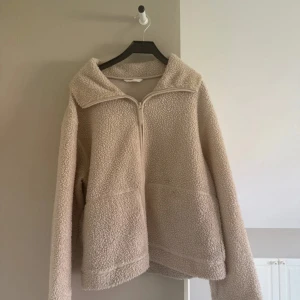 Teddyjacka från hm - Beige populär teddyjacka från Hm. Storlek M. Fint skick💞
