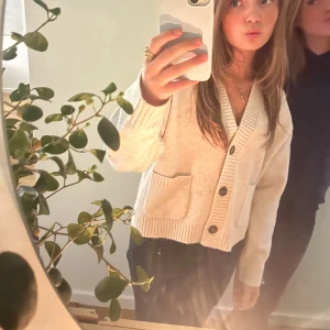 fin kofta från uniqlo - stickad kofta fin till hösten❤️ köpt för 499kr för ca en månads sen säljer pga den kommer inte till användning❤️tvättad ca en gång så den är inte så nopprig