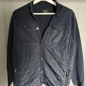 Massimo dutti cardigan - Riktigt fet Massimo dutti cardigan i bra skick, storlek S, inga märkvärdiga defekter. Modellen är 182
