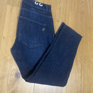 Dondup - Säljer dessa feta dondups i navy färg. Fint skick. Vill få sålt snabbt så öppen för prisförslag!