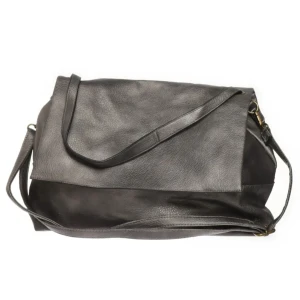 Svart axelväska i skinn - Rymlig väska perfekt till skolan! 