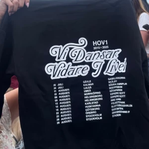 SÖKER!! - söker denna hoodie!! kan betala lite mer än orginal pris om det är så. KONTAKTA OM DU ÄR VILLIG ATT SÄLJA!!