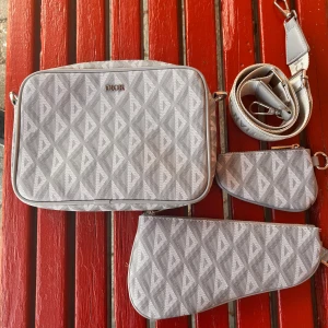 Trio axel väska - Grå trio axelväska. Hör av er om ni undrar över något🫡