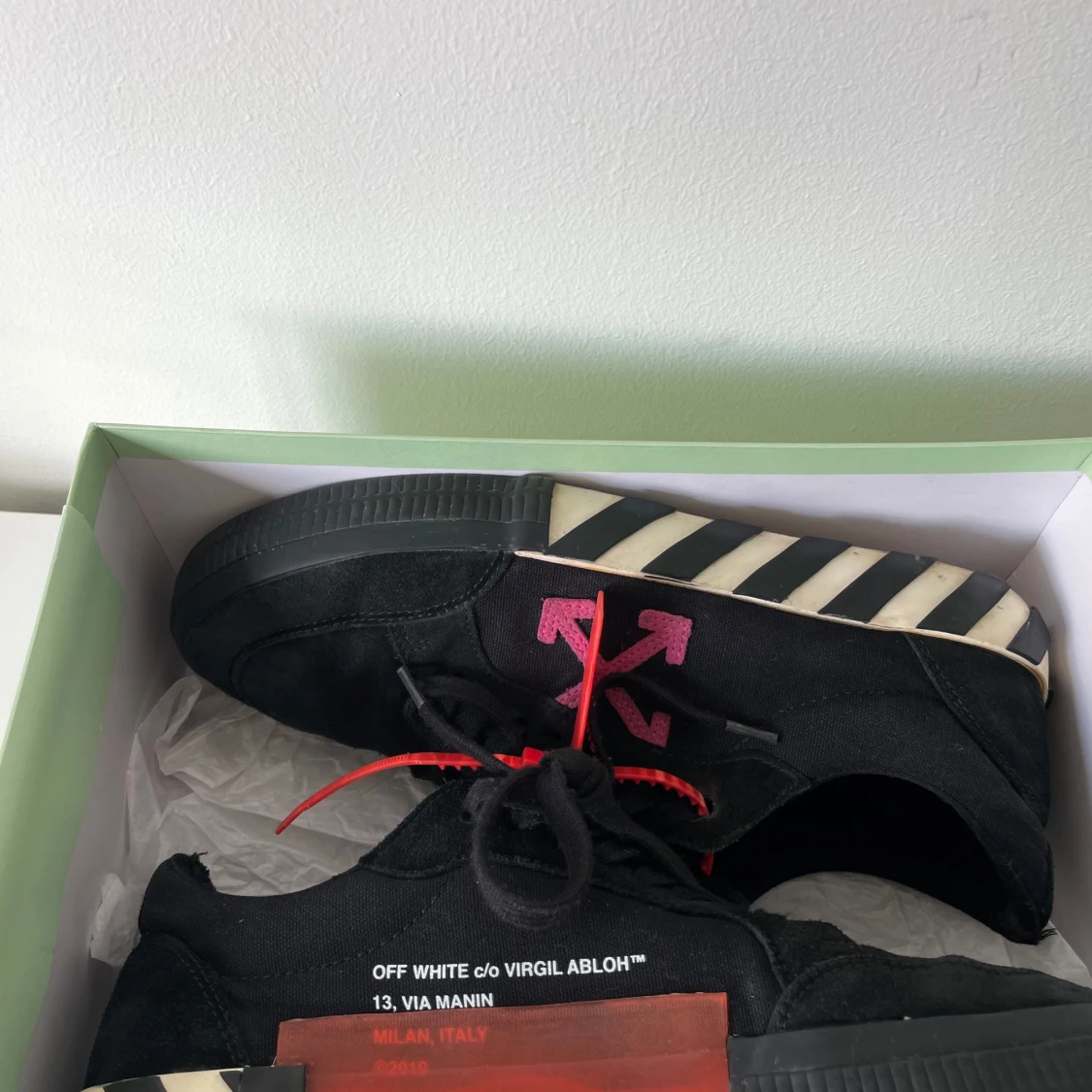 Off-White svarta sneakers med röd tag - 2