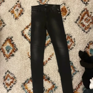 Replay svarta skinny jeans, strl 24 - Replay jeans | storlek w24 l30 | kan även byta mot vad som helst som passar nån runt 150cm | nypris ca 1800kr mitt pris 399kr | skick 8/10 ser inga defekter |
