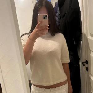 Vit stickad kortärmad tröja Gina - aldrig använd, original priset är 300kr💘passar de flesta, väldigt mjuk o varm