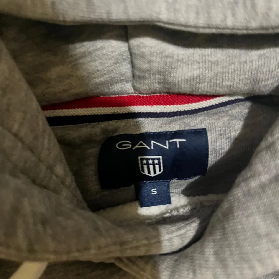 Grå hoodie från GANT med logga - 1