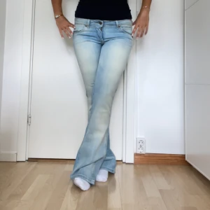 Lågmidjade jeans - Superfina jeans från wrangler!  Midjemått tvärsöver: 40cm Innerbenslängd: 83cm Grenmått: 20cm Jag är 161cm för referens💓