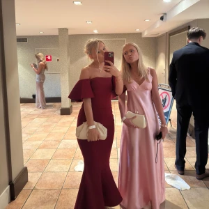 Super fin balklänning! - Säljer min fina balklänning jag hade på balen i år 2025, älskar den så mycket! Den är super bekväm och skön att ha på sig. Jag är 1,63 cm lång och har 34/36 i kläder! Endast använd en gång! Storlek 6 (US) motsvarar 36/38 i EU storlek.