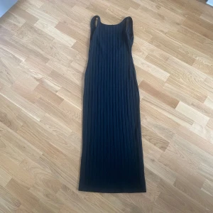 Klänning - Väldigt skön klänning. Stretchig. Öppen rygg. Använt typ 1 gång.