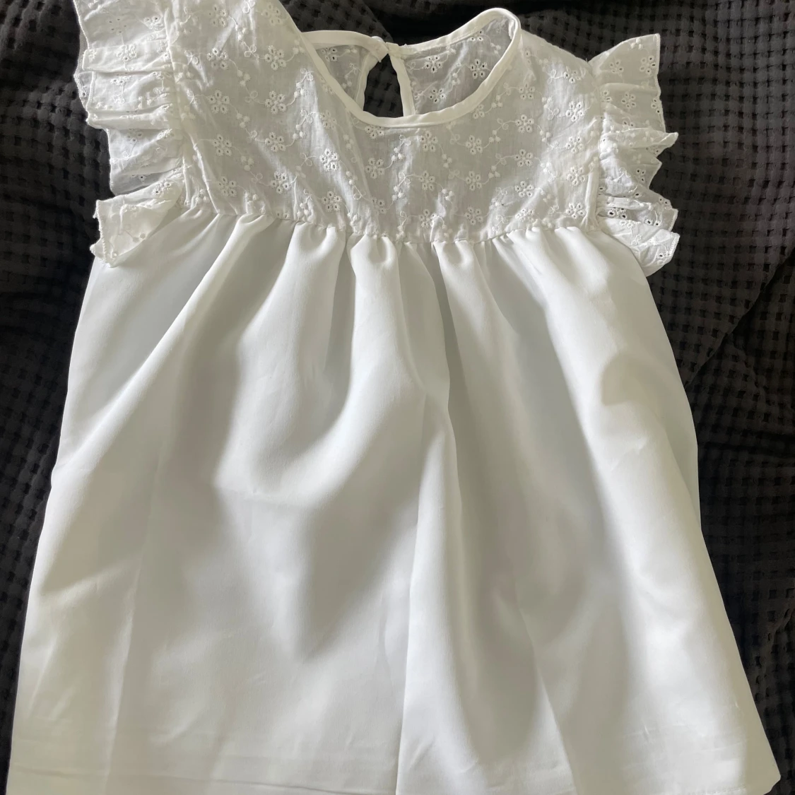 Vit blus med broderade volangärmar