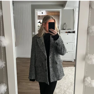 Kavaj/blazer - Kavaj/blazer från Kappahl. Nyskick, aldrig använd. Storlek 36💕