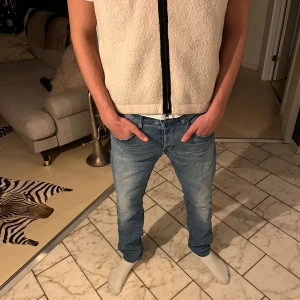 Dondup George blå - Blåa dundup George jeans storlek 33. Bra passform utan slitningar. Modellen väger 70kg och är 185cm lång. 