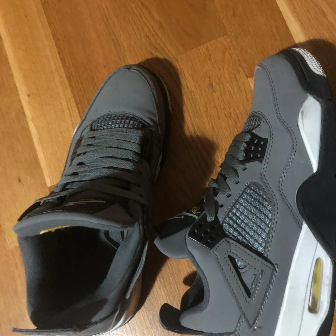 Gråa Nike Air Jordan 4 sneakers