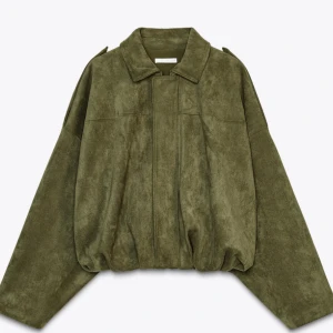 Grön mockajacka från Zara - Säljer den trendiga oversized olivgröna mockajacka från Zara. Köpt i Paris för en vecka sedan! Använd en gång! Så himla snygg, storlek S. Inga defekter alls! 
