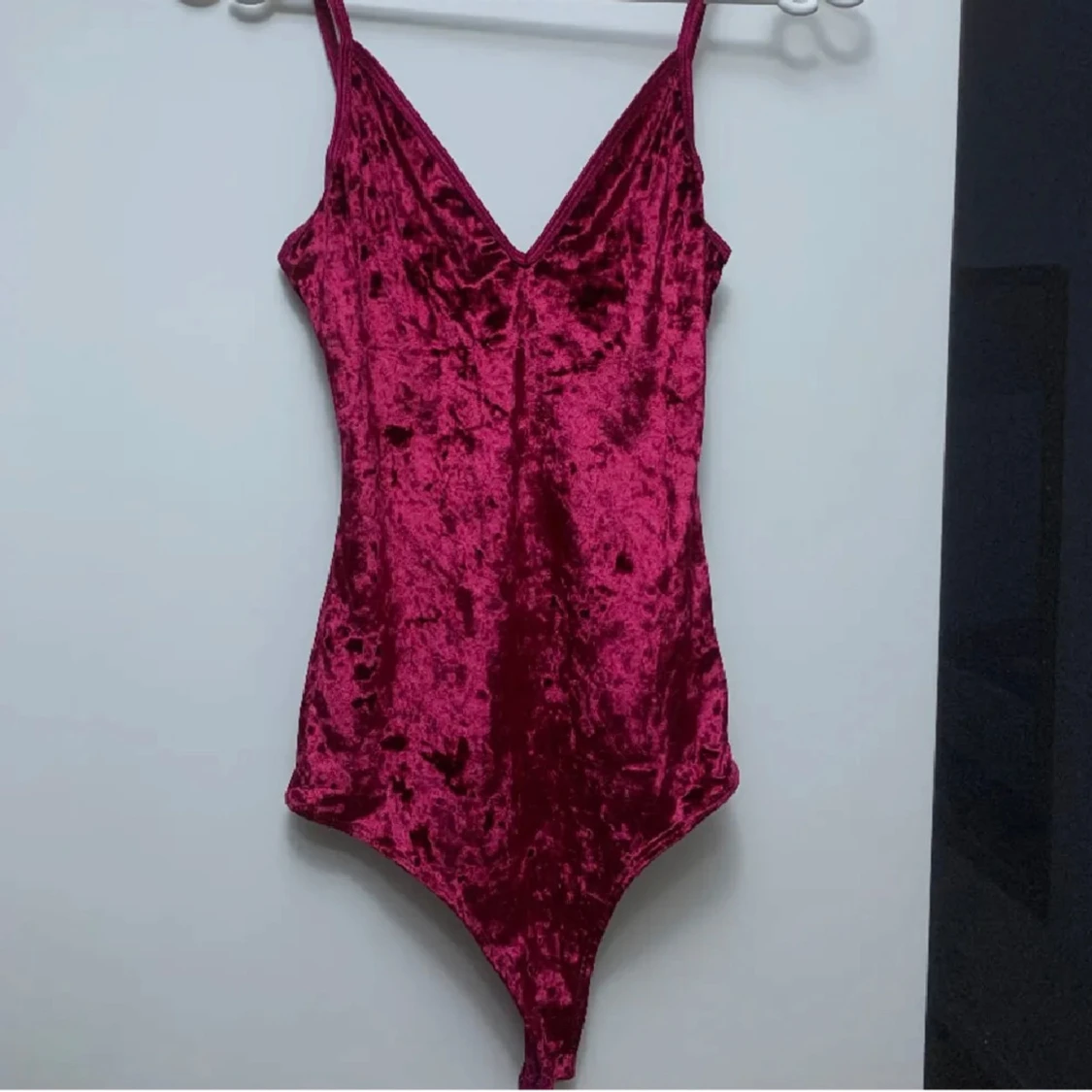 Vinröd sammet bikini med v-ringning - 1