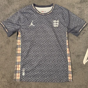 England X burberry - Storlek S använd fåtal ggr