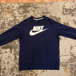  Tracksuit Nike - Snygg mörkblå sweatshirt och mjukisbyxor från Nike. Storlek M. Knappt använd, köptes från Nike butiken i Stockholm. Säljer hela tracksuiten för 400kr! Storlek M. Priset kan diskuteras, endast serösa köpare! Tack ☺️ 