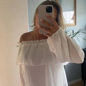 Söt off shoulder blus🥹 - Säljer min jättesnygga off shoulder blus, den passar perfekt till både vardag och lite finare tillfällen tycker jag🩷🩷Volangen är en sååå fin detalj🥹Den är i storlek 36 men passar bra på mig som vanligtvis har storlek XS/S