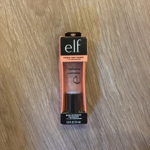 e.l.f. Power Grip Primer 24ml - Power Grip Primer från e.l.f. med 4% niacinamid är en transparent gelprimer som jämnar ut hudtonen och ger extra glow. 