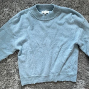 Ljusblå kashmirtröja från Soft Goat - Supermjuk ljusblå tröja i 100% kashmir från Soft Goat. Klassisk rund halsringning och ribbade muddar. Perfekt för dig som gillar en enkel men lyxig stil. Passar både till jeans och kjol för en chill look.