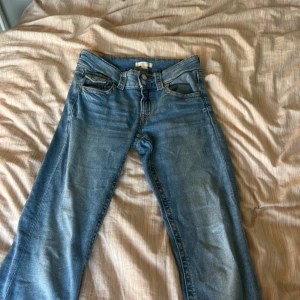 Blå jeans från Gina Tricot, storlek 164 - Snygga blå jeans från Gina Tricot i klassisk femficksmodell. Jeansen har normal passform, lite utsvängda ben och. Perfekta för en avslappnad och trendig look. Färgen är ljusblå.