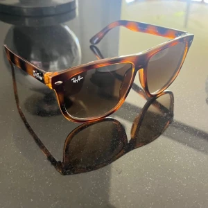 Rayban boyfriend - Hej! Säljer ett par RayBan boyfriends. Endast använda några gånger i sommar. Köpta på plick. Billigare vid snabb affär👍