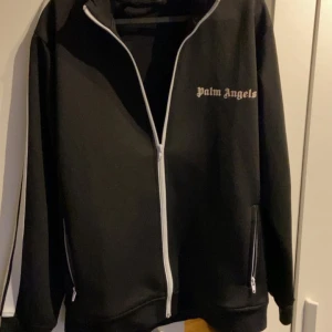 Palm Angels Zip-tröja - Säljer min Palm angels zip-tröja då den inte är min stil längre. Tröjan är i 10/10 skick och har inga skador eller så, om du är intresserad eller har frågor så är det bara att höra av dig