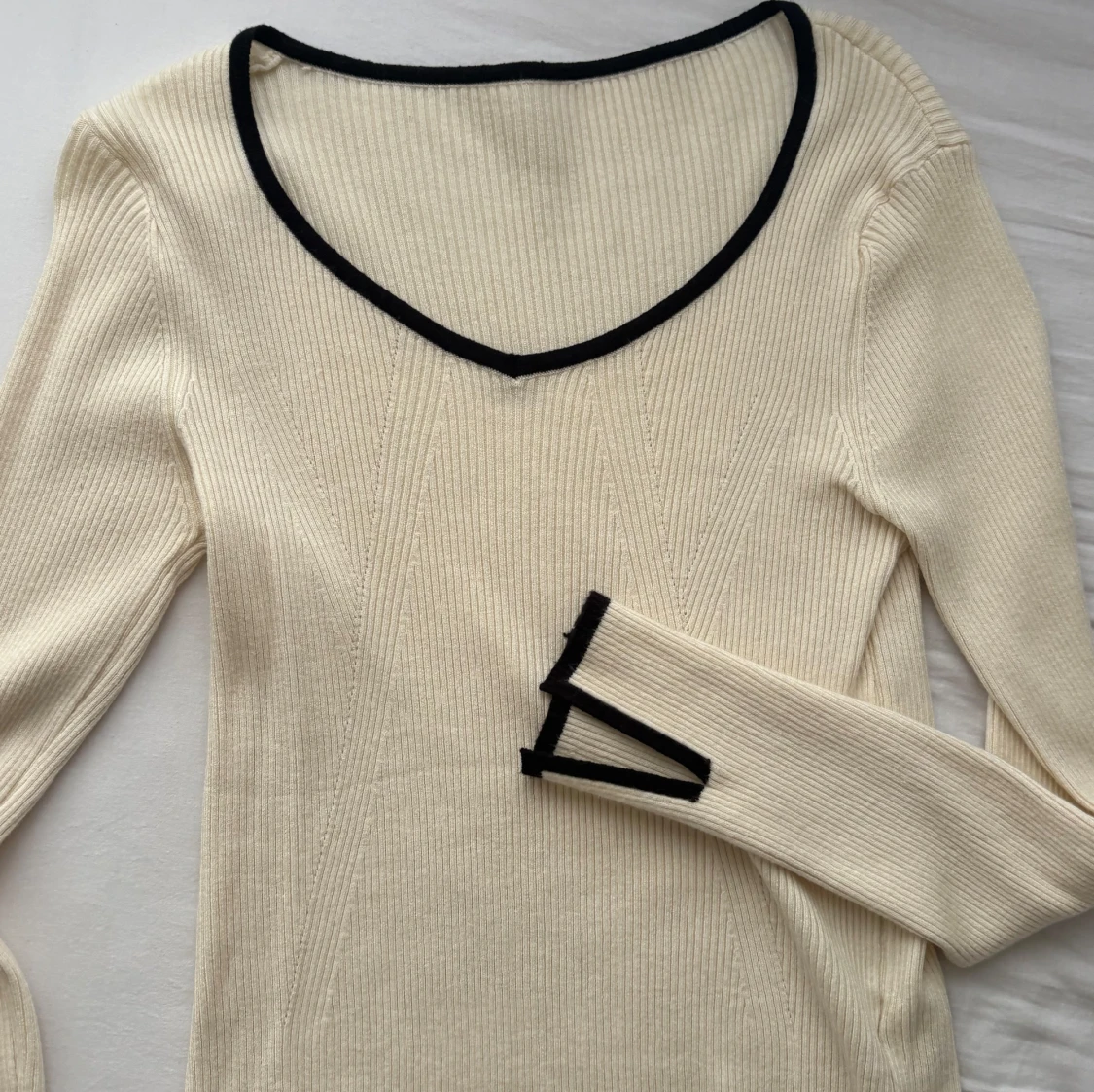 Ribbad beige långärmad tröja